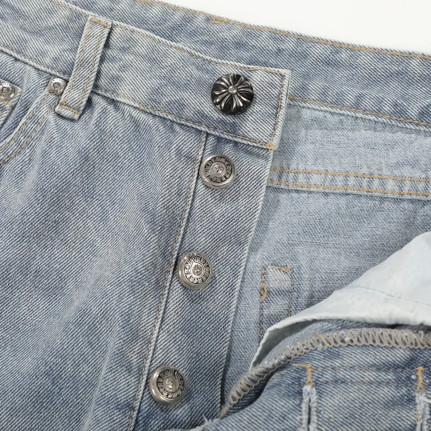 P280 Chrome Heart ｜Chrome Heart CH Heavy Industry Horsehair Spliced Flared Leather Jeans- 7*7 tannin 13.5 ammonia blue cow fabric, spliced with different colors of distressed denim, complete set of denim washing processes such as stone grinding, desizing, malaysian, hand rubbing, hanging grinding, fermentation washing, full spray, cat suede, etc. The genuine leather cross is made of natural horse hair and first-layer sheepskin. Because of the natural color of horse hair, different parts of the fur have different shades, and each pair is different, which is different from the imitation leather on the market. Each pair is the same; because the trousers are custom-made cross genuine leather trousers, they need to be disassembled many times, which is troublesome to sew and the shipment is very slow. Color: Spliced blue Size: 28 30 32 34 36